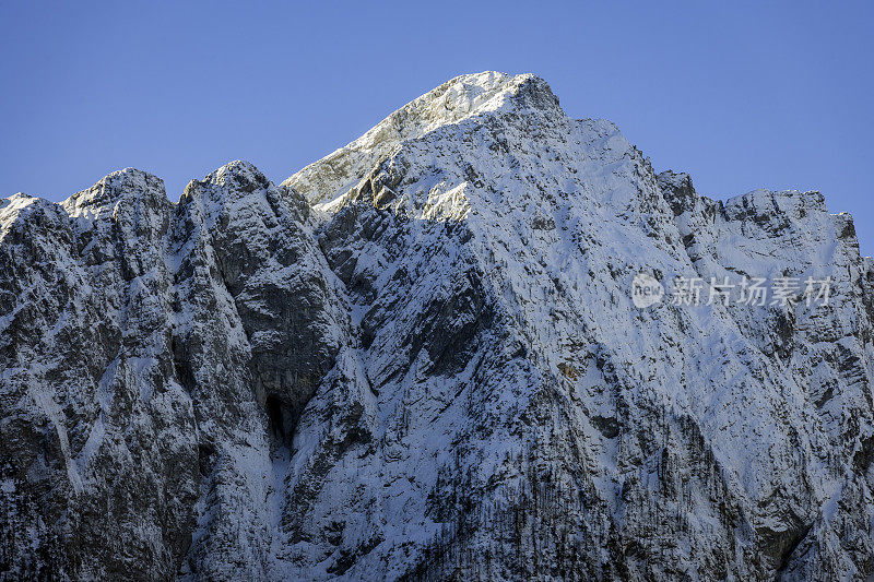 芒格尔特山以上的城镇Bovec, Primorska，朱利安阿尔卑斯。斯洛文尼亚、欧洲